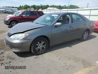 2006 Toyota Camry LE z VIN 4T1BF30KX6U624895, wystawiony jako Copart lot #57717544 z przebiegiem 173 066 mil mil oraz Szkoda całkowita • Salvage title. Historia ofert i sprzedaży dostępna na DreamBid. Obrazek 1.