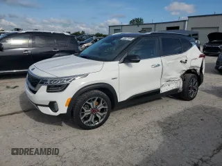 2021 Kia Seltos SX z VIN KNDETCA20M7078855, wystawiony jako Copart lot #58071695 z przebiegiem 50 951 mil mil oraz Szkoda całkowita • Salvage title. Historia ofert i sprzedaży dostępna na DreamBid. Obrazek 1.