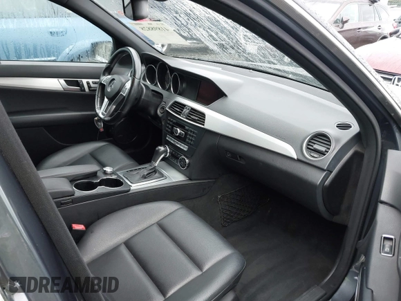 2013 Mercedes-Benz C 250 Sport z VIN WDDGF4HBXDA755303, wystawiony jako IAAI lot #41898828 z przebiegiem 119 836 mil mil oraz . Historia ofert i sprzedaży dostępna na DreamBid. Obrazek 5.