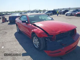 2008 Ford Mustang Deluxe with VIN 1ZVHT84NX85143404, listed as a IAAI auction lot 41977601 with 111,457 mi miles and . Bid and sale history available at carsss.com. Image 1.