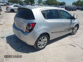 2014 Chevrolet Sonic LT z VIN 1G1JC6SH8E4235238, wystawiony jako IAAI lot #42321789 z przebiegiem 109 068 mil mil oraz . Historia ofert i sprzedaży dostępna na DreamBid. Obrazek 4.