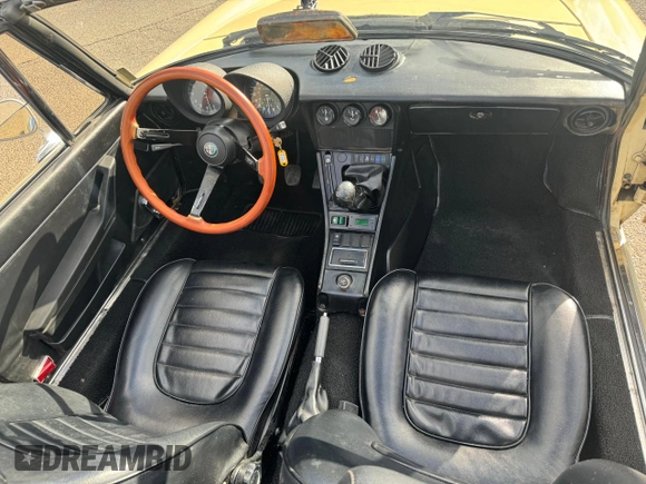 1985 Alfa Romeo Spider Veloce z VIN ZARBA5415F1020937, wystawiony jako Copart lot #63728494 z przebiegiem 115 547 mil mil oraz Tytuł czysty. Historia ofert i sprzedaży dostępna na DreamBid. Obrazek 9.