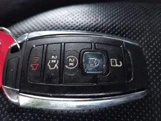 2017 Lincoln MKC Select z VIN 5LMCJ2C99HUL63006, wystawiony jako IAAI lot #41897413 z przebiegiem 76 202 mil mil oraz . Historia ofert i sprzedaży dostępna na DreamBid. Obrazek 11.
