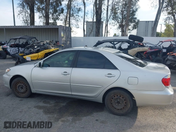 2005 Toyota Camry STD z VIN 4T1BE32K45U399095, wystawiony jako IAAI lot #41609211 z przebiegiem 244 705 mil mil oraz . Historia ofert i sprzedaży dostępna na DreamBid. Obrazek 14.