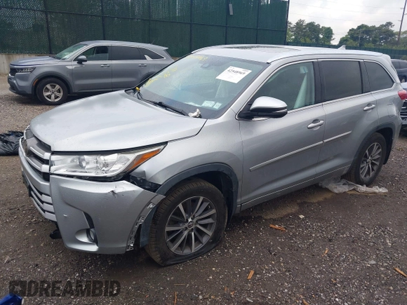 2018 Toyota Highlander SE z VIN 5TDJZRFH6JS545680, wystawiony jako IAAI lot #42548969 z przebiegiem 43 622 mil mil oraz . Historia ofert i sprzedaży dostępna na DreamBid. Obrazek 2.