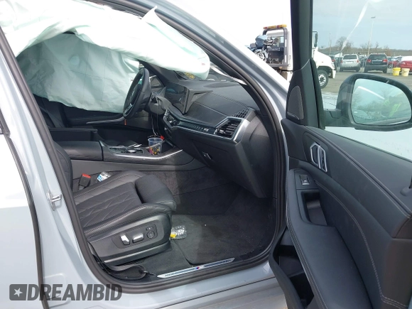 2024 BMW X5 xDrive40i z VIN 5UX23EU06R9U85520, wystawiony jako IAAI lot #41785217 z przebiegiem Nie podano mil oraz . Historia ofert i sprzedaży dostępna na DreamBid. Obrazek 5.