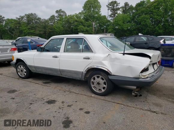1985 Mercedes-Benz 380 z VIN WDBCA32C8FA127549, wystawiony jako Copart lot #54406985 z przebiegiem 167 688 mil mil oraz Szkoda całkowita • Salvage title. Historia ofert i sprzedaży dostępna na DreamBid. Obrazek 2.
