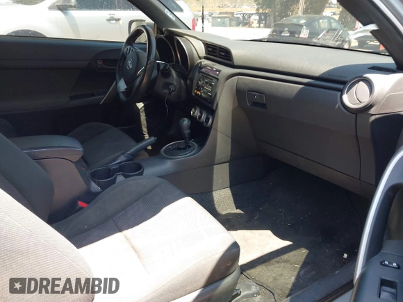 2012 Scion tC z VIN JTKJF5C71C3023274, wystawiony jako IAAI lot #42201270 z przebiegiem 225 683 mil mil oraz . Historia ofert i sprzedaży dostępna na DreamBid. Obrazek 5.