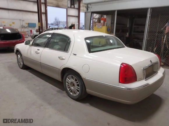 2007 Lincoln Town Car Signature Limited with VIN 1LNHM82V57Y612944, listed as a IAAI auction lot 41461980 with 184,653 mi miles. Bid and sale history available at carsss.com. Image 3.