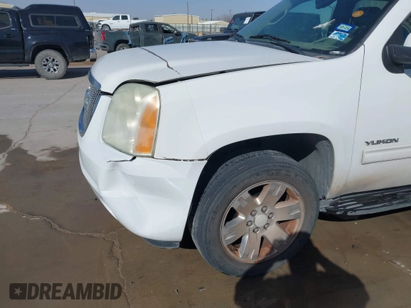 2011 GMC Yukon SLT with VIN 1GKS2CE03BR397395, listed as a IAAI auction lot 41813501 with 220,443 mi miles. Bid and sale history available at carsss.com. Image 6.