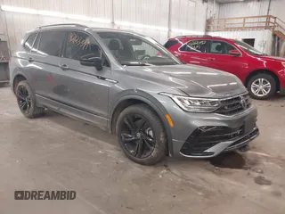 2024 Volkswagen Tiguan SE R-Line Black с VIN 3VV8B7AX8RM090818, выставлен на аукционе IAAI как лот 42123399 с пробегом 10 846 миль миль и . История ставок и продаж доступна на DreamBid. Изображение 1.