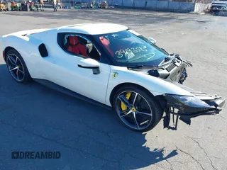 2024 Ferrari 296 GTB z VIN ZFF99SLA6R0303425, wystawiony jako IAAI lot #39193585 z przebiegiem Nie podano mil oraz . Historia ofert i sprzedaży dostępna na DreamBid. Obrazek 1.