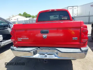 2006 Dodge Dakota SLT z VIN 1D7HE48NX6S588584, wystawiony jako IAAI lot #42348429 z przebiegiem 246 965 mil mil oraz . Historia ofert i sprzedaży dostępna na DreamBid. Obrazek 17.