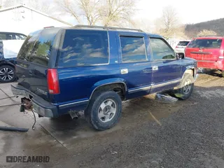 1998 Chevrolet Tahoe with VIN 1GNEK13RXWJ372276, listed as a IAAI auction lot 41458359 with 229,582 mi miles. Bid and sale history available at carsss.com. Image 4.