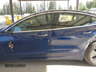 2018 Tesla Model 3 Long Range Battery z VIN 5YJ3E1EA6JF041970, wystawiony jako IAAI lot #42224514 z przebiegiem 79 744 mil mil oraz . Historia ofert i sprzedaży dostępna na DreamBid. Obrazek 6.