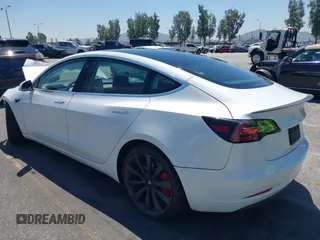 2020 Tesla Model 3 Performance z VIN 5YJ3E1EC6LF805448, wystawiony jako IAAI lot #42207433 z przebiegiem 114 412 mil mil oraz . Historia ofert i sprzedaży dostępna na DreamBid. Obrazek 3.