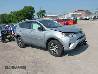 2017 Toyota RAV4 LE z VIN 2T3BFREVXHW641518, wystawiony jako IAAI lot #42306929 z przebiegiem 79 896 mil mil oraz . Historia ofert i sprzedaży dostępna na DreamBid. Obrazek 13.