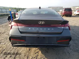 2024 Hyundai Elantra SEL z VIN KMHLS4DG6RU688738, wystawiony jako Copart lot #55056965 z przebiegiem 19 538 mil mil oraz Szkoda całkowita • Salvage title. Historia ofert i sprzedaży dostępna na DreamBid. Obrazek 6.
