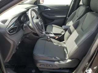 2021 Buick Encore GX Preferred z VIN KL4MMCSL1MB167504, wystawiony jako Copart lot #57316205 z przebiegiem 10 929 mil mil oraz Szkoda całkowita • Salvage title. Historia ofert i sprzedaży dostępna na DreamBid. Obrazek 7.