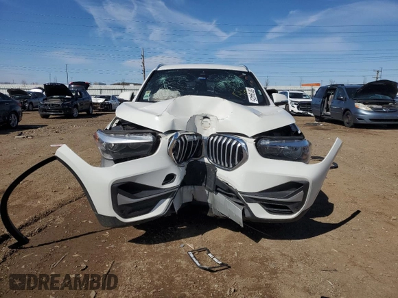 2021 BMW X1 xDrive28i z VIN WBXJG9C02M5S18999, wystawiony jako Copart lot #50194425 z przebiegiem 62 355 mil mil oraz Szkoda całkowita • Salvage title. Historia ofert i sprzedaży dostępna na DreamBid. Obrazek 5.