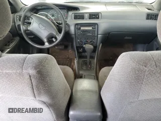 2001 Toyota Camry CE z VIN 4T1BG22K11U784435, wystawiony jako Copart lot #57150025 z przebiegiem 32 777 mil mil oraz Czysty tytuł • Clean title. Historia ofert i sprzedaży dostępna na DreamBid. Obrazek 8.