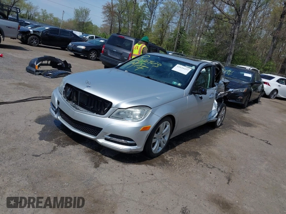 2013 Mercedes-Benz C 300 Sport z VIN WDDGF8AB7DA819850, wystawiony jako IAAI lot #42026423 z przebiegiem 245 097 mil mil oraz . Historia ofert i sprzedaży dostępna na DreamBid. Obrazek 17.