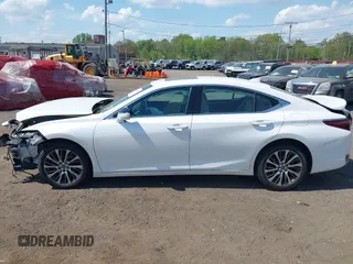 2021 Lexus ES 250 z VIN 58AD11D17MU005321, wystawiony jako IAAI lot #42180688 z przebiegiem 70 635 mil mil oraz . Historia ofert i sprzedaży dostępna na DreamBid. Obrazek 14.