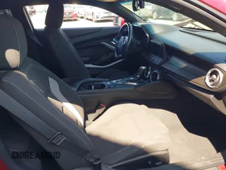 2018 Chevrolet Camaro 1LT z VIN 1G1FB1RS6J0139963, wystawiony jako IAAI lot #41885065 z przebiegiem 45 260 mil mil oraz . Historia ofert i sprzedaży dostępna na DreamBid. Obrazek 5.