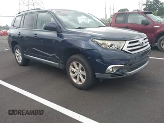 2011 Toyota Highlander z VIN 5TDZK3EH1BS042923, wystawiony jako IAAI lot #42284239 z przebiegiem 165 827 mil mil oraz . Historia ofert i sprzedaży dostępna na DreamBid. Obrazek 1.