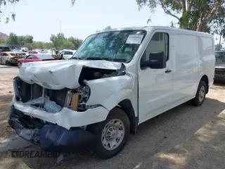 2021 Nissan NV Cargo SV z VIN 1N6BF0KYXMN805682, wystawiony jako IAAI lot #42152216 z przebiegiem 82 671 mil mil oraz . Historia ofert i sprzedaży dostępna na DreamBid. Obrazek 2.
