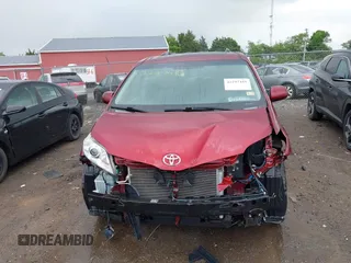 2015 Toyota Sienna XLE z VIN 5TDYK3DC9FS569714, wystawiony jako IAAI lot #42297410 z przebiegiem 114 802 mil mil oraz . Historia ofert i sprzedaży dostępna na DreamBid. Obrazek 13.