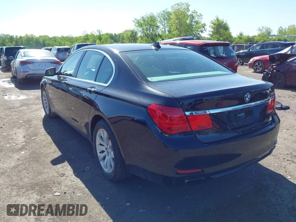 2010 BMW 7 Series 750i xDrive z VIN WBAKC6C50ACL67892, wystawiony jako IAAI lot #42275789 z przebiegiem 168 245 mil mil oraz . Historia ofert i sprzedaży dostępna na DreamBid. Obrazek 3.