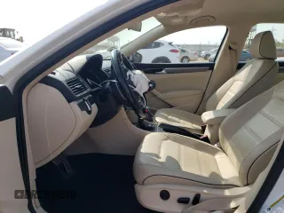 2017 Volkswagen Passat R-Line z VIN 1VWDT7A33HC079620, wystawiony jako Copart lot #71014204 z przebiegiem 61 115 mil mil oraz Szkoda całkowita • Salvage title. Historia ofert i sprzedaży dostępna na DreamBid. Obrazek 7.