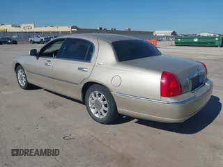 2006 Lincoln Town Car Signature Limited z VIN 1LNHM82V26Y628467, wystawiony jako IAAI lot #42221605 z przebiegiem 249 382 mil mil oraz . Historia ofert i sprzedaży dostępna na DreamBid. Obrazek 3.