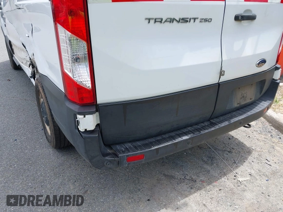 2019 Ford Transit z VIN 1FTYR1CM7KKB27266, wystawiony jako IAAI lot #42290305 z przebiegiem 129 746 mil mil oraz . Historia ofert i sprzedaży dostępna na DreamBid. Obrazek 17.