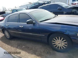 2003 Lincoln Town Car Executive z VIN 1LNHM81W43Y632820, wystawiony jako IAAI lot #42048881 z przebiegiem 137 738 mil mil oraz . Historia ofert i sprzedaży dostępna na DreamBid. Obrazek 13.