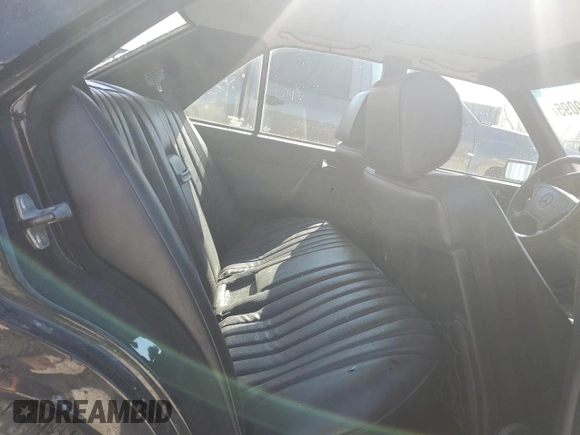 1993 Mercedes-Benz 190 z VIN WDBDA28D1PG007363, wystawiony jako Copart lot #53259095 z przebiegiem 85 393 mil mil oraz Nie do naprawy • Non repairable. Historia ofert i sprzedaży dostępna na DreamBid. Obrazek 10.