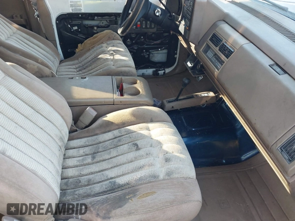 1994 GMC Sierra 1500 z VIN 2GTEK19K3R1550658, wystawiony jako IAAI lot #41789683 z przebiegiem 322 572 mil mil oraz . Historia ofert i sprzedaży dostępna na DreamBid. Obrazek 5.