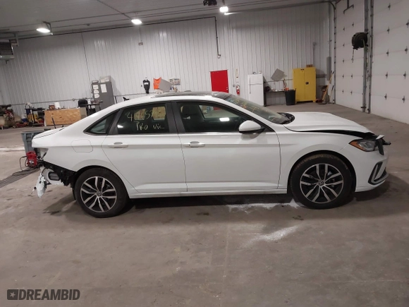2025 Volkswagen Jetta SE with VIN 3VW7X7BU8SM010470, listed as a IAAI auction lot 41465796 with 1,600 mi miles. Bid and sale history available at carsss.com. Image 13.
