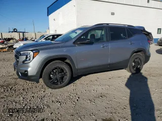 2023 GMC Terrain AT4 z VIN 3GKALYEG7PL140127, wystawiony jako Copart lot #46933855 z przebiegiem 45 690 mil mil oraz Szkoda całkowita • Salvage title. Historia ofert i sprzedaży dostępna na DreamBid. Obrazek 1.