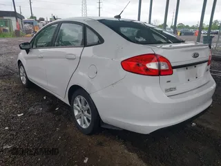 2011 Ford Fiesta SE z VIN 3FADP4BJ5BM207676, wystawiony jako IAAI lot #42263307 z przebiegiem 139 929 mil mil oraz . Historia ofert i sprzedaży dostępna na DreamBid. Obrazek 3.