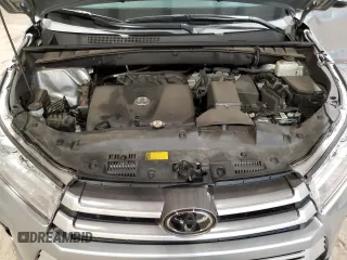 2018 Toyota Highlander LE z VIN 5TDBZRFH5JS889246, wystawiony jako Copart lot #57816195 z przebiegiem 50 747 mil mil oraz Szkoda całkowita • Salvage title. Historia ofert i sprzedaży dostępna na DreamBid. Obrazek 12.