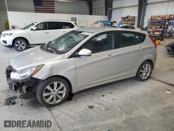 2012 Hyundai Accent SE z VIN KMHCU5AE7CU004256, wystawiony jako Copart lot #54447155 z przebiegiem 179 954 mil mil oraz Czysty tytuł • Clean title. Historia ofert i sprzedaży dostępna na DreamBid. Obrazek 1.