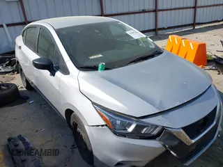 2022 Nissan Versa S z VIN 3N1CN8DV7NL861563, wystawiony jako IAAI lot #41887644 z przebiegiem 111 678 mil mil oraz . Historia ofert i sprzedaży dostępna na DreamBid. Obrazek 1.