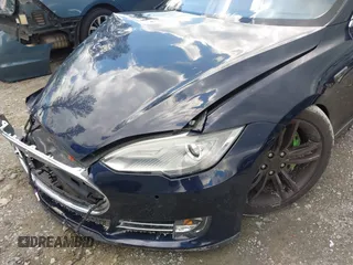 2014 Tesla Model S 60 with VIN 5YJSA1H15EFP43884, listed as a IAAI auction lot 41993180 with 78,305 mi miles and . Bid and sale history available at DreamBid. Image 6.