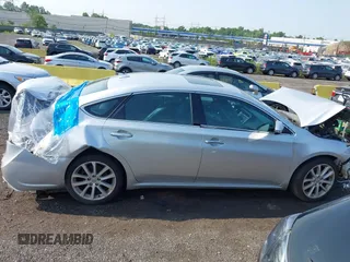 2013 Toyota Avalon XLE z VIN 4T1BK1EB7DU035647, wystawiony jako IAAI lot #42456762 z przebiegiem 136 018 mil mil oraz . Historia ofert i sprzedaży dostępna na DreamBid. Obrazek 13.