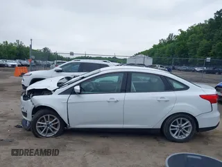 2018 Ford Focus SE z VIN 1FADP3F24JL247003, wystawiony jako IAAI lot #42531969 z przebiegiem 55 344 mil mil oraz . Historia ofert i sprzedaży dostępna na DreamBid. Obrazek 14.