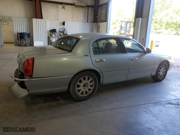 2007 Lincoln Town Car Signature Limited with VIN 1LNHM82VX7Y632445, listed as a Copart auction lot 50811845 with 197,104 mi miles and Salvage Title. Bid and sale history available at carsss.com. Image 3.