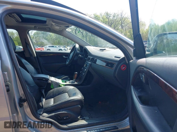 2010 Volvo XC70 3.0T with VIN YV4992BZ6A1084760, listed as a IAAI auction lot 42071652 with 175,730 mi miles and . Bid and sale history available at DreamBid. Image 5.