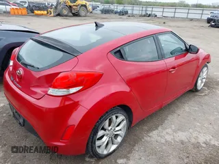 2013 Hyundai Veloster w/Gray Int z VIN KMHTC6AD8DU146035, wystawiony jako IAAI lot #41892703 z przebiegiem 241 169 mil mil oraz . Historia ofert i sprzedaży dostępna na DreamBid. Obrazek 4.